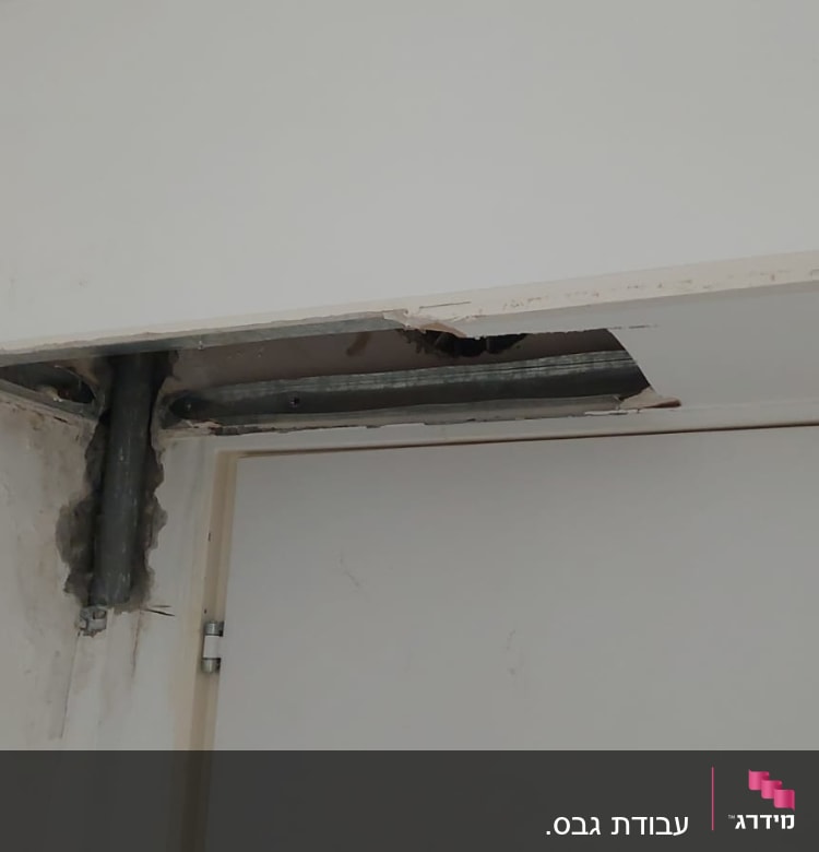 תקרת גבס עם חור וצינור מתכת חשוף